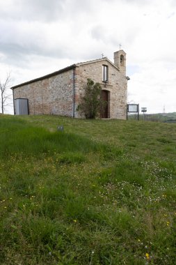 Kilise bir tepenin üstüne