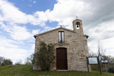 Kilise bir tepenin üstüne