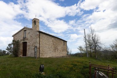 Kilise bir tepenin üstüne