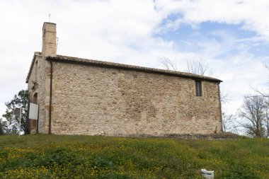 Kilise bir tepenin üstüne