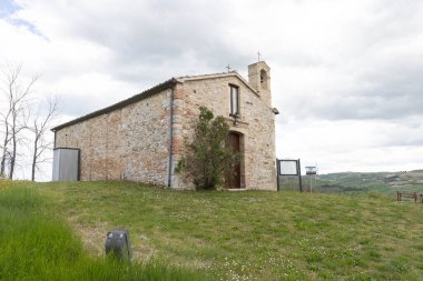 Kilise bir tepenin üstüne