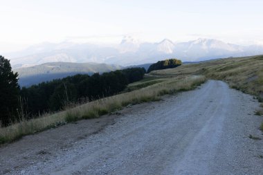 Güneşli bir günde Abruzzo 'da dağlar