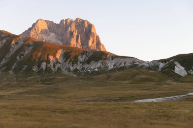 Büyükanne Sasso, Campo Imperatore 'dan gündoğumunda.