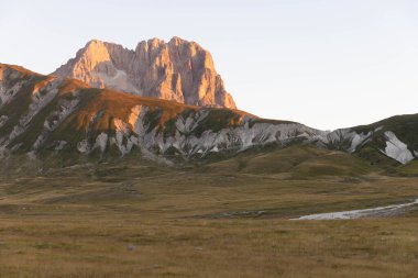 Büyükanne Sasso, Campo Imperatore 'dan gündoğumunda.