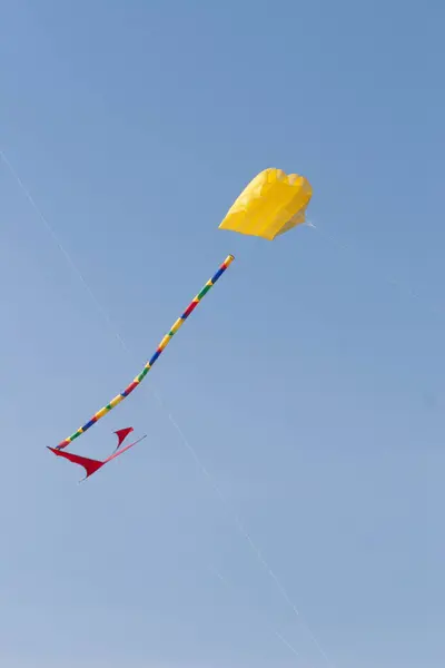 Mavi gökyüzünde uçan uçurtma