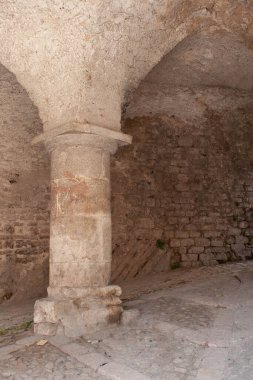 Çürüyen bir çıkıntıda eski bir sütun