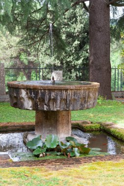 Kilisenin dışındaki eski çeşme.