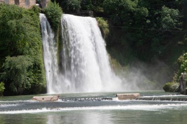 Abruzzo 'da büyük bir şelale