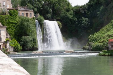 Abruzzo 'da büyük bir şelale