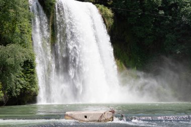 Abruzzo 'da büyük bir şelale