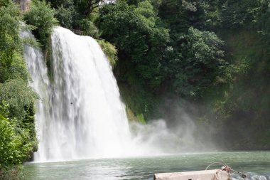 Abruzzo 'da büyük bir şelale