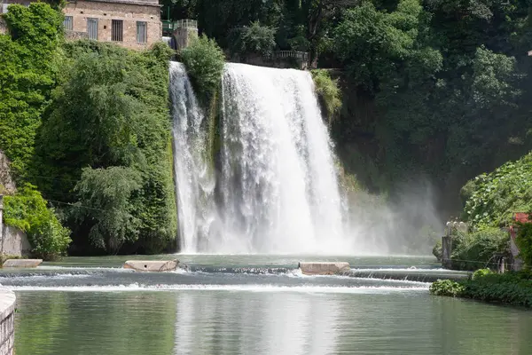 Abruzzo 'da büyük bir şelale