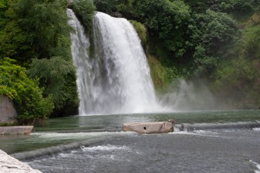 Güneşli bir günde şelale vuruşu