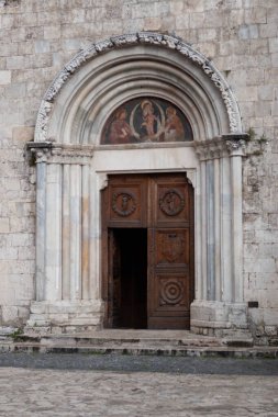 Taşlardan yapılmış eski bir kilise.