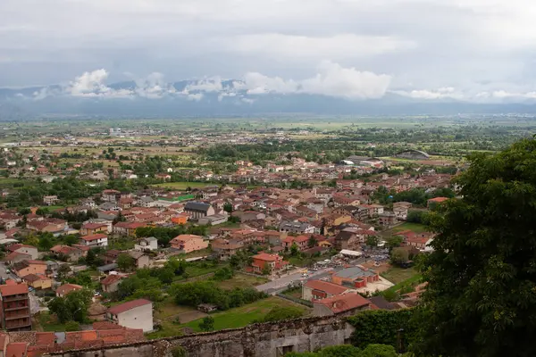 Yukarıdan görünen küçük bir kasabanın manzarası