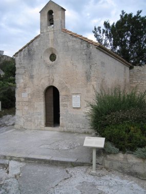 Taşlardan yapılmış eski bir kilise.