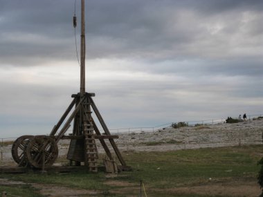 Taşlardan yapılmış eski bir şehrin kalıntıları.