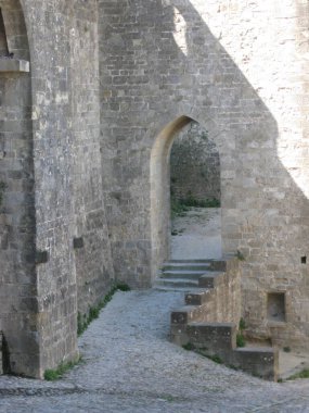 Bir kalenin eski duvarları