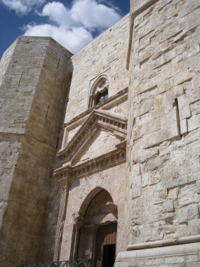 Castel del Monte antik binası güneşli bir günde çekildi