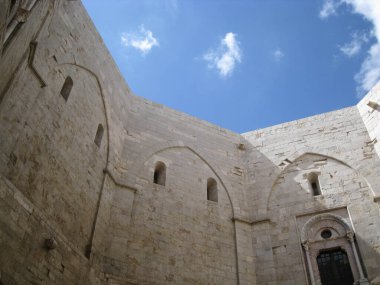 Castel del Monte antik binası güneşli bir günde çekildi