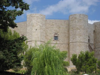 Castel del Monte antik binası güneşli bir günde çekildi