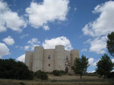 Castel del Monte antik binası güneşli bir günde çekildi