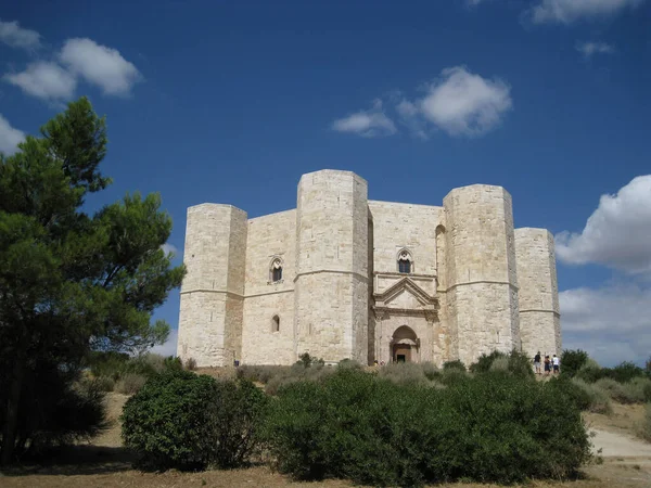 Castel del Monte antik binası güneşli bir günde çekildi