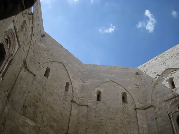 Castel del Monte antik binası güneşli bir günde çekildi