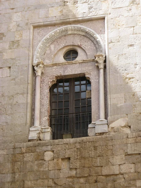 Castel del Monte antik binası güneşli bir günde çekildi