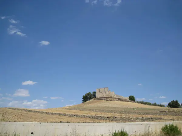 Castel del Monte antik binası güneşli bir günde çekildi