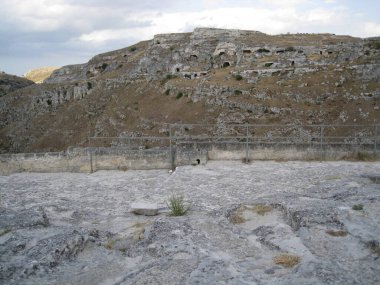 Matera şehir güneşli bir günde kayaların üzerine inşa edildi.