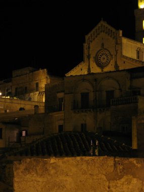 Matera şehir gece boyunca kayaların üzerine inşa edildi.