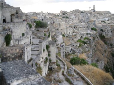 Matera şehir güneşli bir günde kayaların üzerine inşa edildi.
