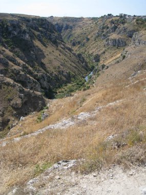 Matera şehir güneşli bir günde kayaların üzerine inşa edildi.