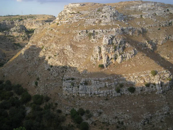 Matera şehir güneşli bir günde kayaların üzerine inşa edildi.
