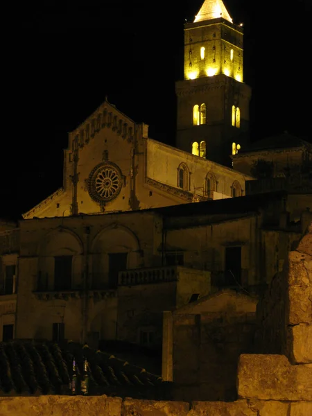 Matera şehir gece boyunca kayaların üzerine inşa edildi.