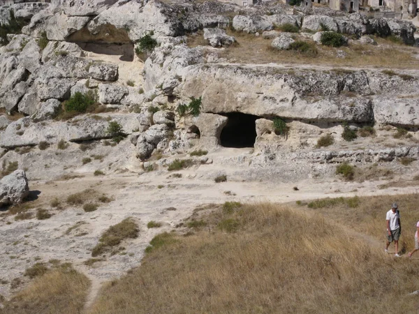 Matera şehir güneşli bir günde kayaların üzerine inşa edildi.