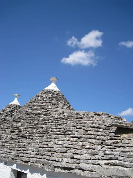 Güneşli bir günde Trulli di Albero Bello vuruldu