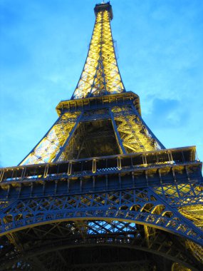 Eifel 'i aşağıdan çek.