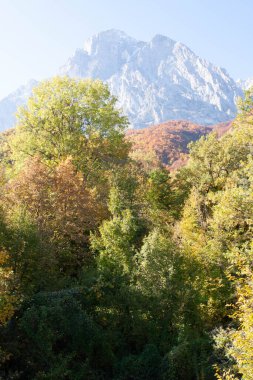 Gran Sasso dağı güneşli bir günde vuruldu