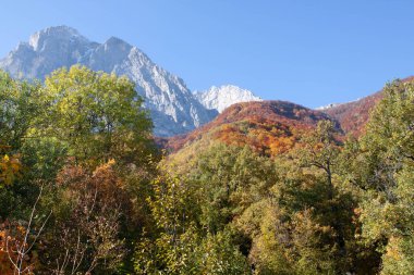 Gran Sasso dağı güneşli bir günde vuruldu