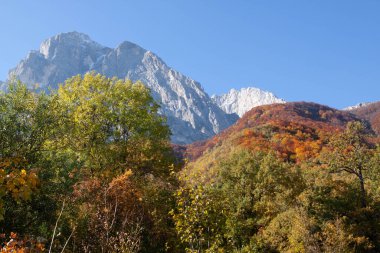 Gran Sasso dağı güneşli bir günde vuruldu