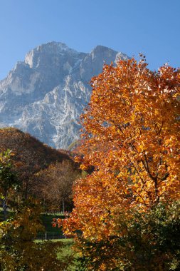 Gran Sasso dağı güneşli bir günde vuruldu