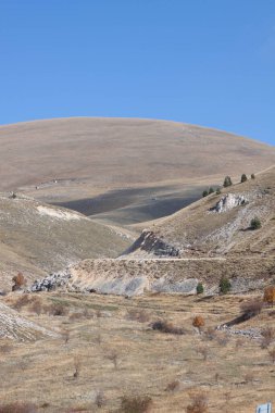 Güneşli bir günde sonbaharda çekilen dağlar