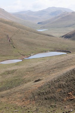 Güneşli bir günde sonbaharda çekilen dağlar
