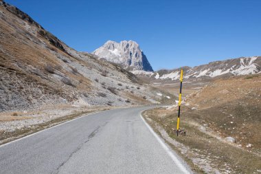 Gran Sasso dağı güneşli bir günde vuruldu