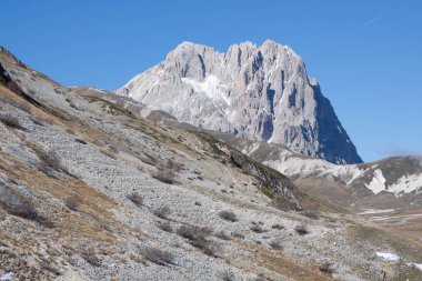 Gran Sasso dağı güneşli bir günde vuruldu