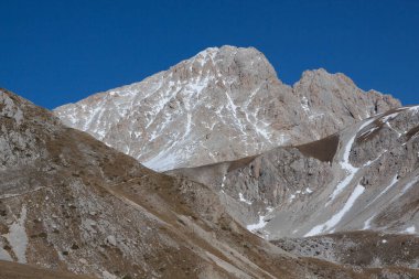 Gran Sasso dağı güneşli bir günde vuruldu