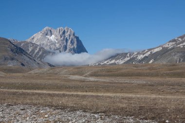 Gran Sasso dağı güneşli bir günde vuruldu