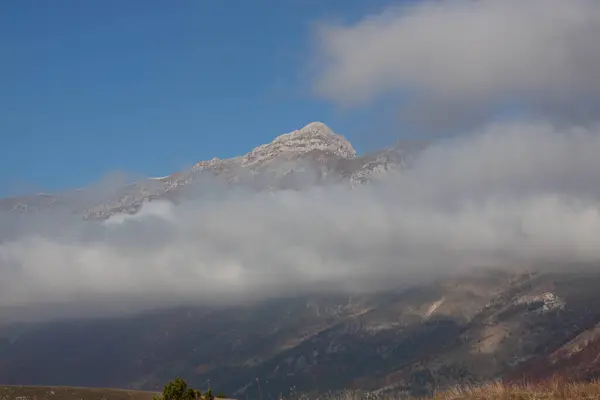 Güneşli bir günde sonbaharda çekilen dağlar